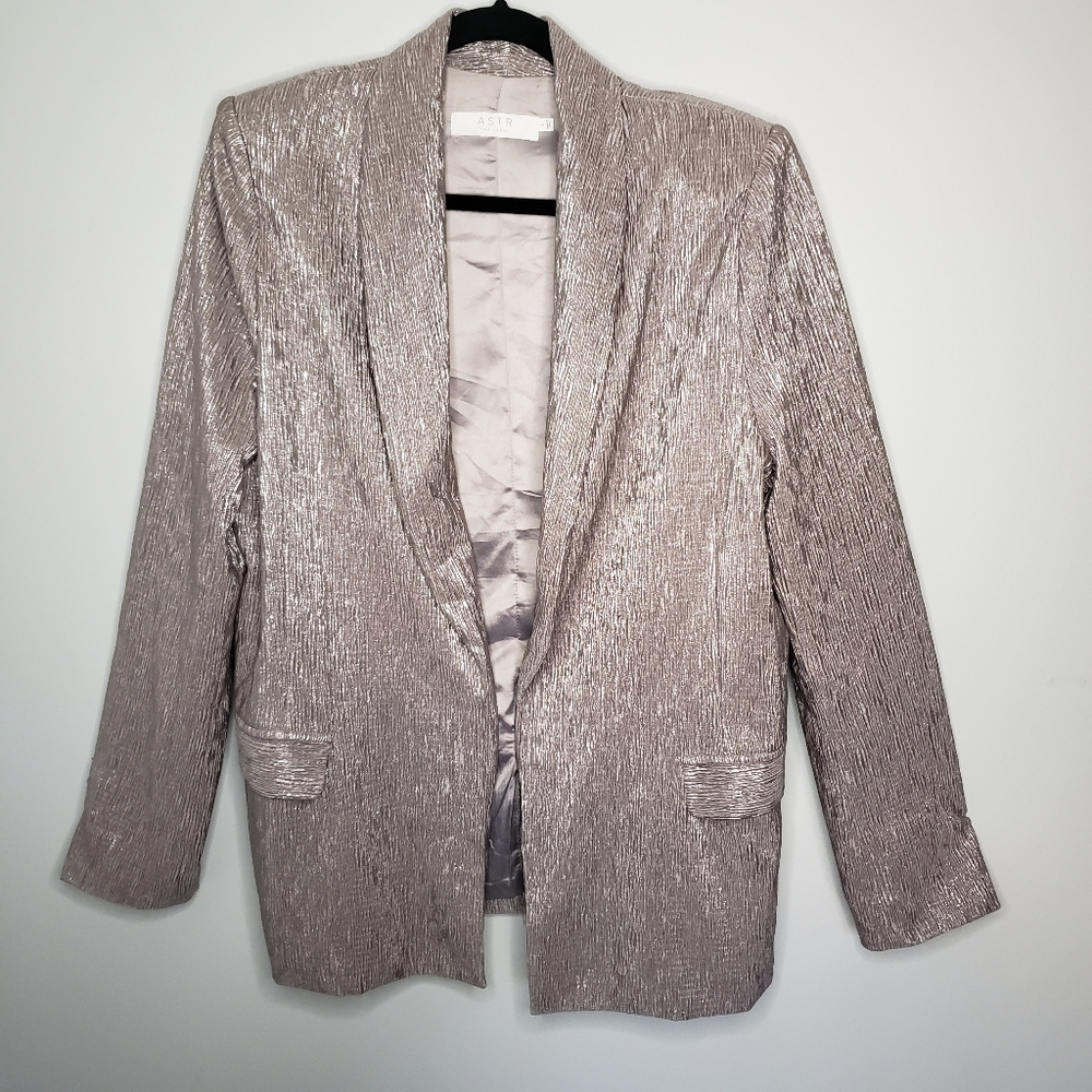 ASTR The Label Size L Ayla Silver Metallic Plisse Blazer Open Front EUC